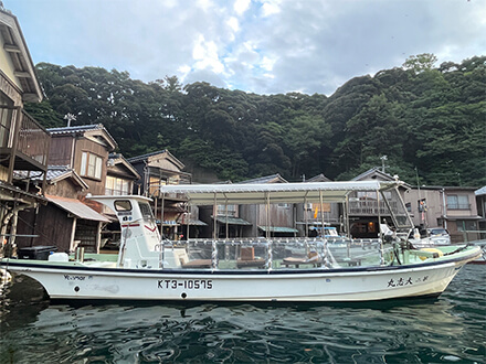 伊根の景色を間近に感じられる船内